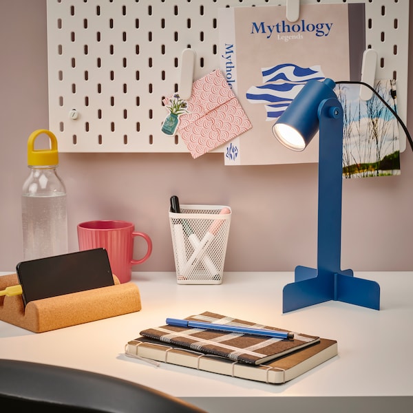A dark blue FLOTTILJ desk lamp