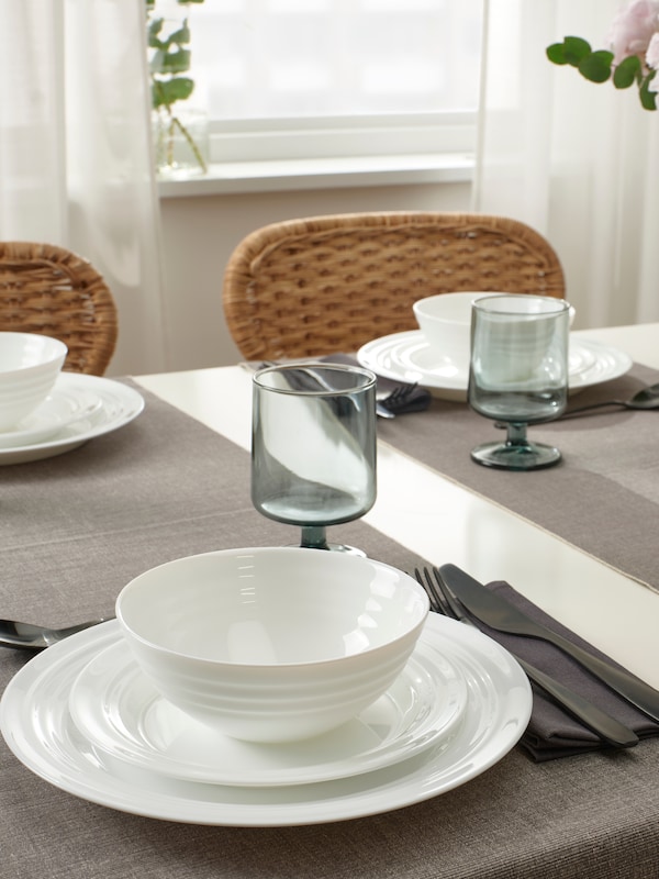 A white FAVORISERA 12-piece service