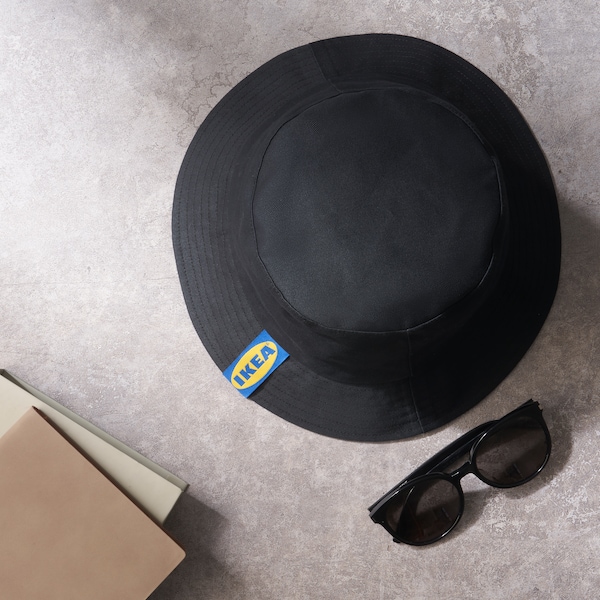 A black AURTIENDE hat