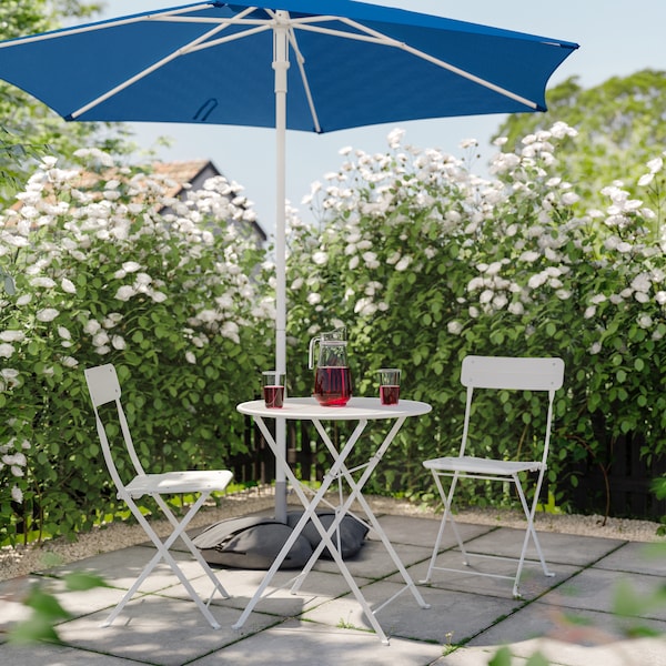 A dark blue HÖGÖN parasol