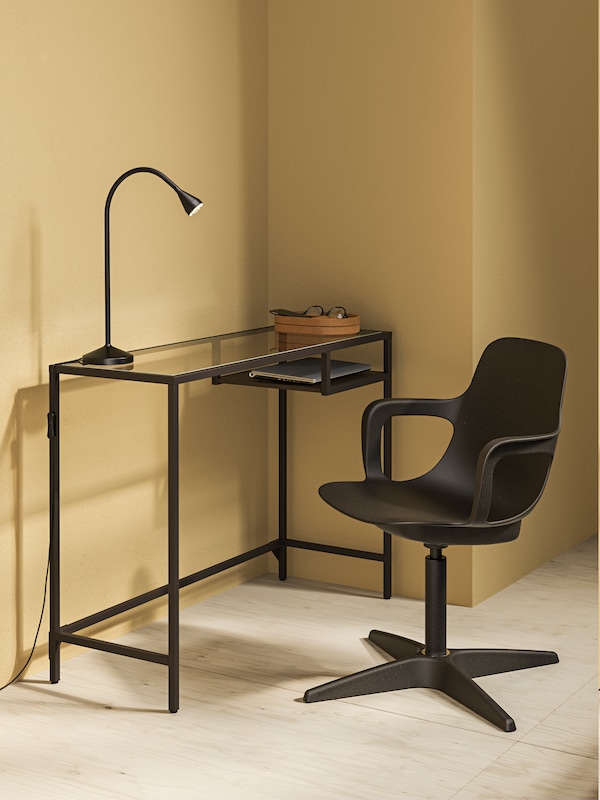 An anthracite ODGER swivel chair in the home office