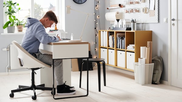 A white/anthracite MICKE desk