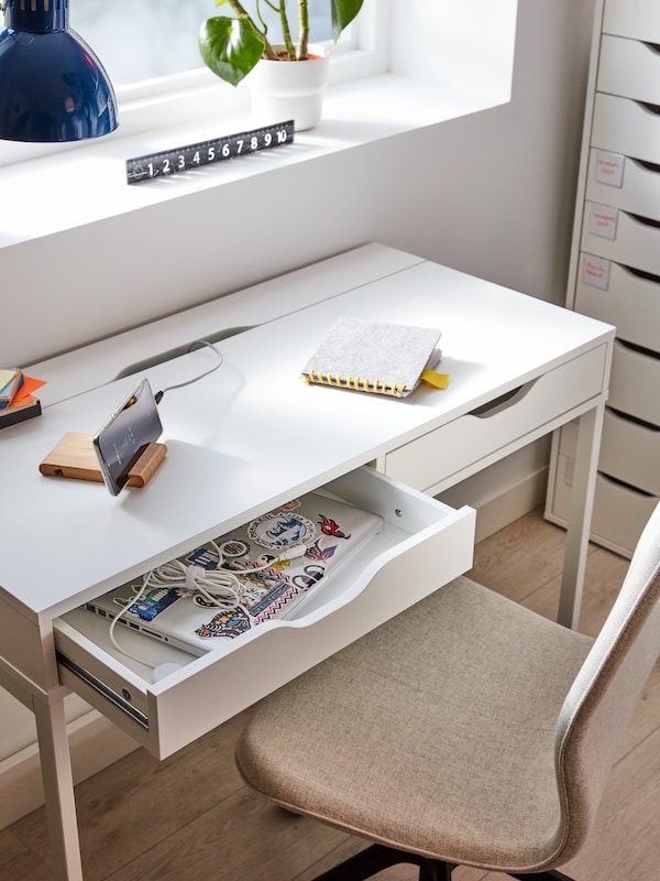 An in/outdoor white FÖRENLIG plant pot in the home office