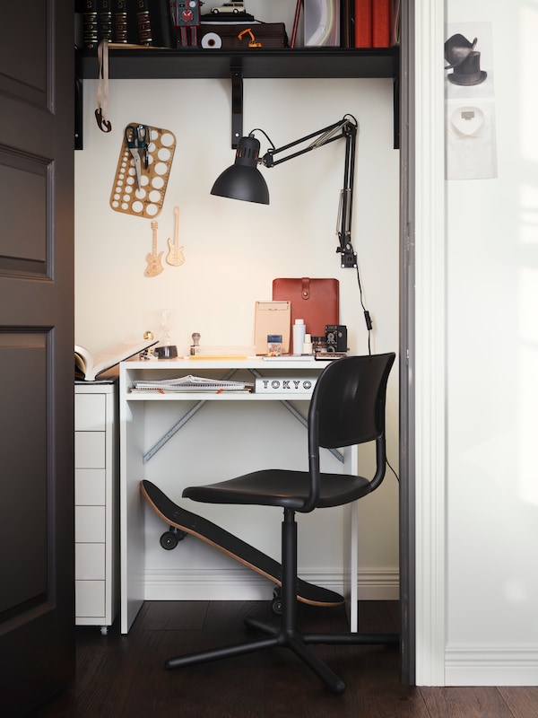 A black SMÄLLEN swivel chair