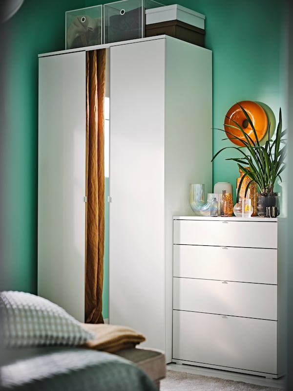 A white/anchor/unlock-function VIHALS chest of 4 drawers