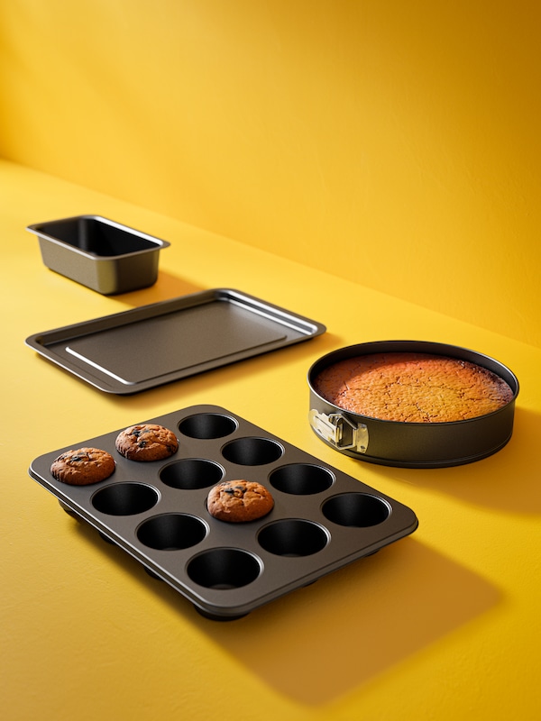A non-stick coating dark grey MÅNTAGG springform pan