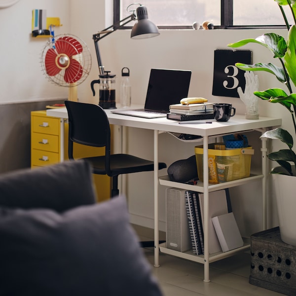 A black SMÄLLEN swivel chair in the home office