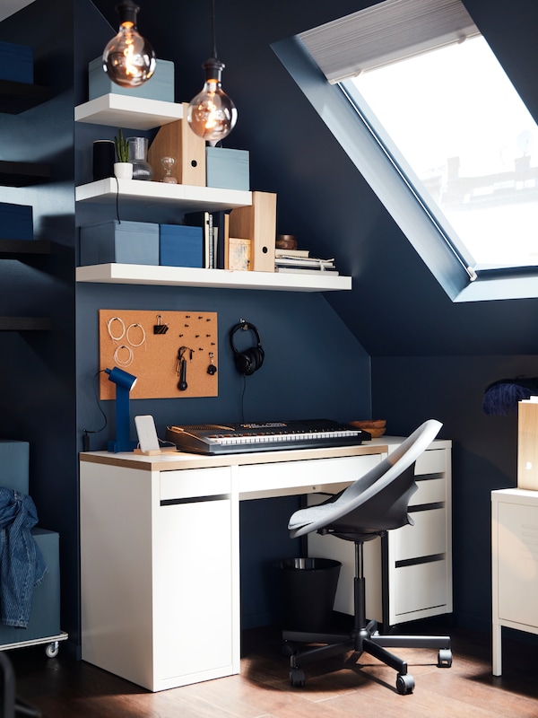 A black HEMMA cord set in the home office