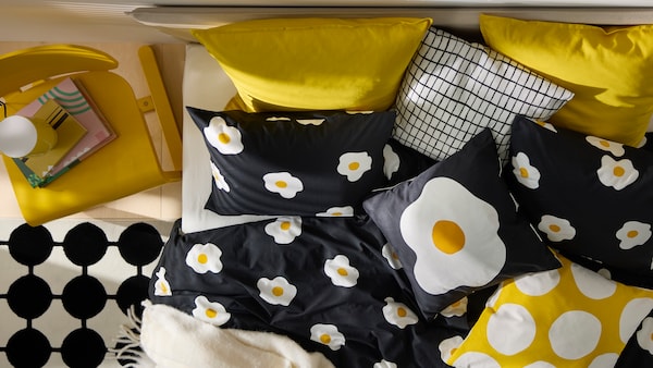 An off-white KLIPPOXEL throw in the bedroom